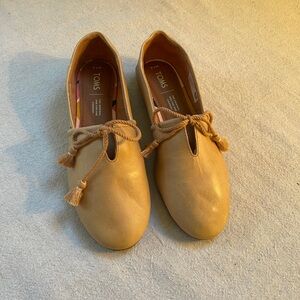 Toms Nude Tan Leather Tassel Keli Flat, Size 7.5